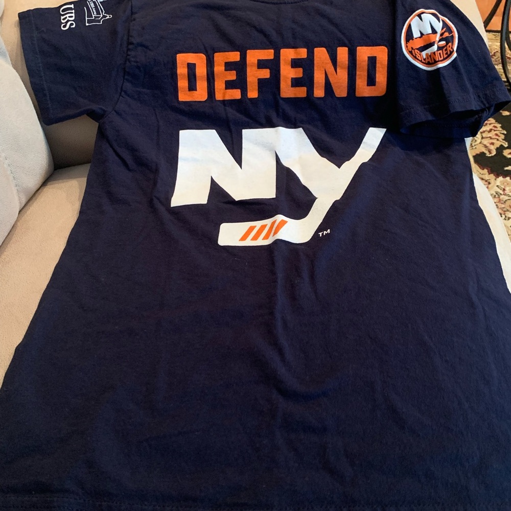 Small/petite NY Islanders tee shirt